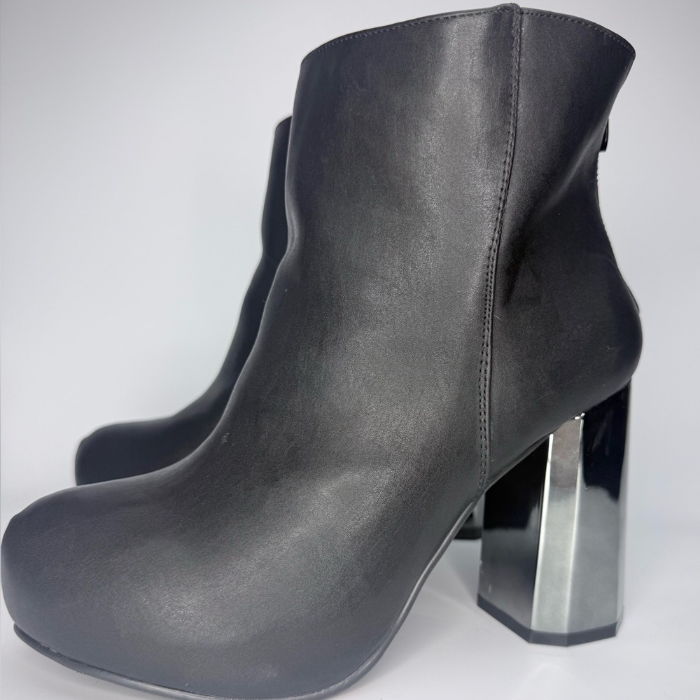 Torrid Women’s Size 10W Black Ankle Booties Wide Metallic Block Heel Side Zip